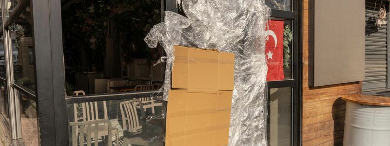 Nach dem Tod der drei und sechs Jahre alten Kinder ist auch die Mutter im Krankenhaus gestorben, wie die Nachrichtenagentur DHA berichtete. Der Vater werde noch auf der Intensivstation behandelt. Im Verdacht steht eine Lebensmittelvergiftung. - Foto: Ahmed Deeb/dpa