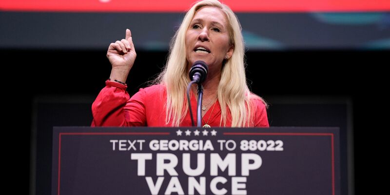 Vergangenes Jahr machte die Hardlinerin noch eifrig Wahlkampf für Trump. (Archivbild) - Foto: Evan Vucci/AP/dpa