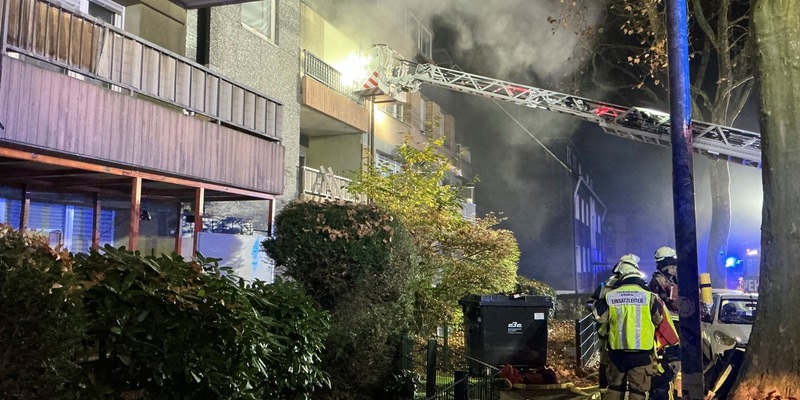 FW-E: Wohnung im Mehrfamilienhaus in Vollbrand - Fluchtweg für Bewohner durch den Brandrauch abgeschnitten - 10 Personen gerettet - Foto: presseportal.de