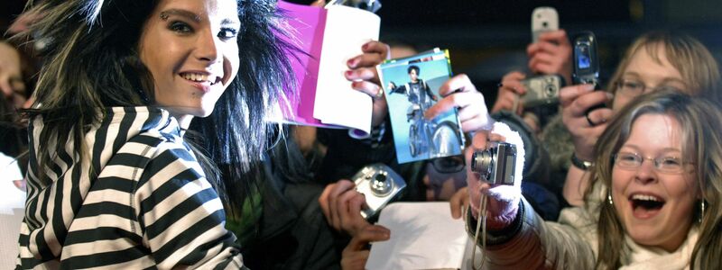 Bill Kaulitz 2007 in Berlin mit begeisterten Fans. - Foto: picture-alliance/ dpa