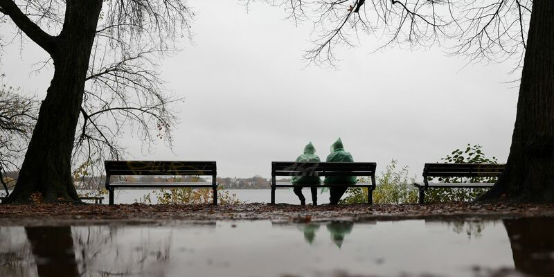 Erstmal ist Schmuddelwetter angesagt. - Foto: Christian Charisius/dpa