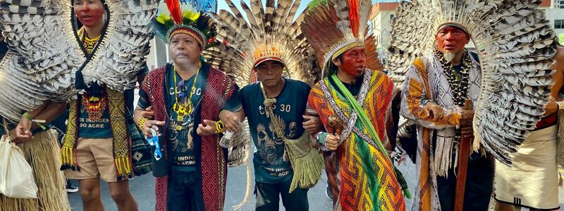 Tausende Indigene und internationale Klimaschützer zogen durchs Zentrum der Millionenstadt Belém. - Foto: Torsten Holtz/dpa