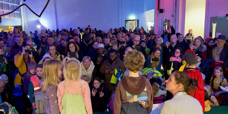 FW-OLL: Feuerwehr Huntlosen begrüßt rund 600 Teilnehmende zum ersten, gemeinsamen Laternelaufen - Foto: presseportal.de