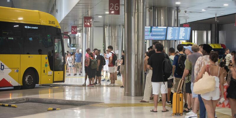 Der Preis für einen Fahrschein in Bus und U-Bahn in Palma wird teurer. - Foto: Clara Margais/dpa