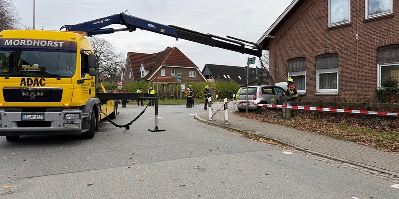 FW-SE: PKW fährt nach Verkehrsunfall in Hauswand - Foto: presseportal.de