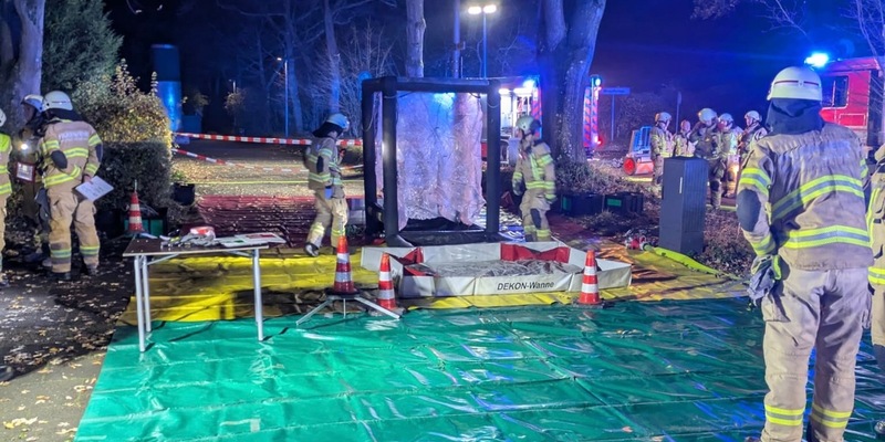 FW-GL: Gefahrstoffaustritt im Kombibad Paffrath - Feuerwehr im Großeinsatz - Foto: presseportal.de