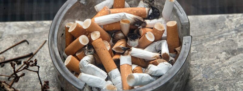 Ein voller Aschenbecher steht auf einem Fensterbrett. - Foto: Soeren Stache/dpa