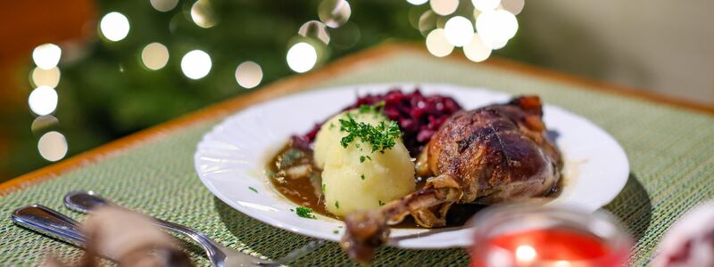 Wird der Gänsebraten im Restaurant auch als Folge der Geflügelpest teuer? (Symbolbild) - Foto: Jan Woitas/dpa-Zentralbild/dpa