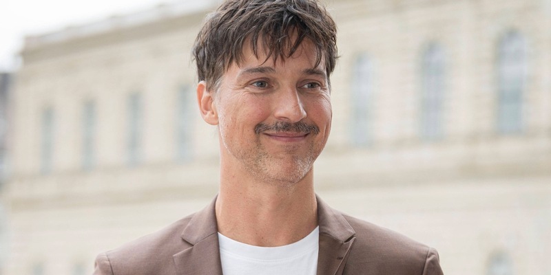 Florian David Fitz: Singen bringt Menschen einander näher / Im Interview mit der Apotheken Umschau spricht der Schauspieler über Scheitern, über die Sucht nach Ruhm und über Momente des Glücks - Foto: presseportal.de