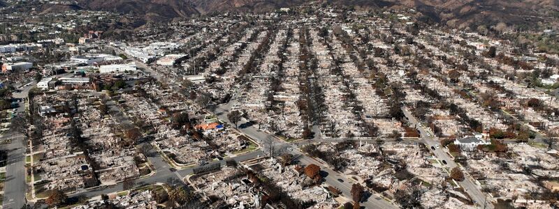 Im vergangenen Januar haben verheerende Brände ganze Viertel von Los Angeles verwüstet. (Archiv) - Foto: Jae C. Hong/AP/dpa