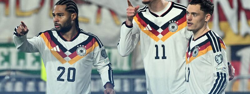 Nick Woltemade (Mitte) jubelt über eines seiner Tore. - Foto: Federico Gambarini/dpa