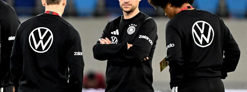 Der verletzte Kapitän Joshua Kimmich steht auf dem Rasen des Stadions in Luxemburg. - Foto: Federico Gambarini/dpa