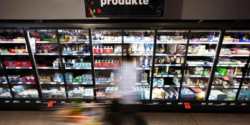 Im Geldbeutel bleibet mehr drin: Butter und Milch sind günstiger zu haben. (Archivbild) - Foto: Philip Dulian/dpa