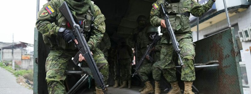 Die ecuadorianische Regierung betrachtet die Gangs als nicht-staatliche Kriegsparteien und geht hart gegen sie vor. - Foto: Dolores Ochoa/AP/dpa