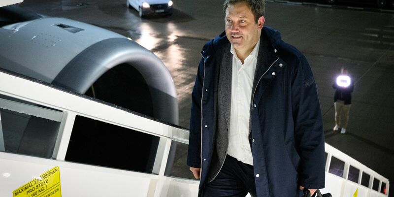 Klingbeil (SPD) reist als erster Minister der schwarz-roten Bundesregierung nach China - Außenminister Johann Wadephul (CDU) hatte seine Reise zuvor verschoben. - Foto: Bernd von Jutrczenka/dpa