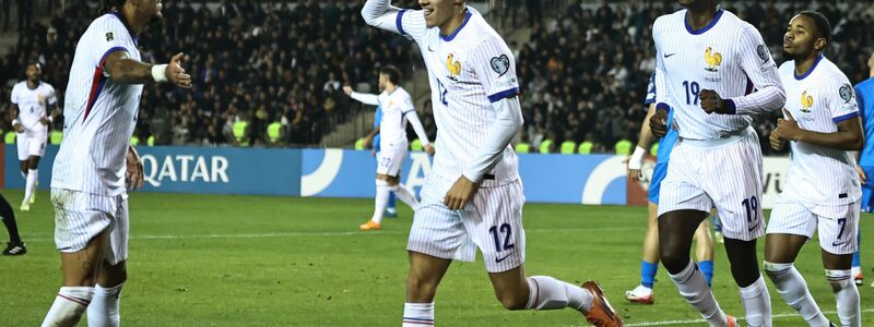 Frankreichs Maghnes Akliouche (M) traf beim französischen Sieg in Aserbaidschan. - Foto: Uncredited/AP/dpa