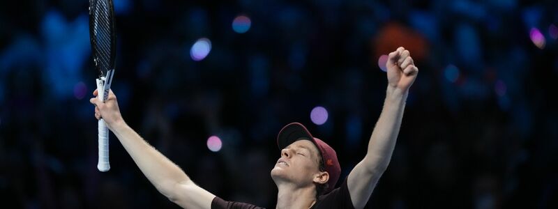 Feiert den erneuten Triumph bei den ATP Finals: Jannik Sinner - Foto: Antonio Calanni/AP/dpa