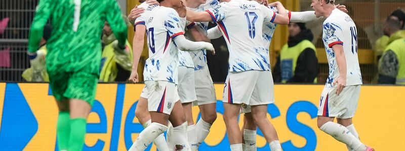 Mit den Qualifikationstoren 15 und 16 dreht Norwegens Super-Torjäger Erling Haaland (r) in Italien die Partie. - Foto: Luca Bruno/AP/dpa