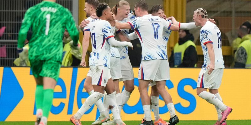 Norwegens Nationalmannschaft feiert Trainer Stale Solbakken nach dem 4:1 in Italien. - Foto: Luca Bruno/AP/dpa