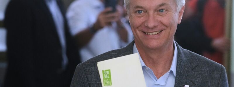 Der deutschstämmige Rechtspolitiker Kast wird wohl gegen die Kommunistin Jara in die Stichwahl ziehen. - Foto: Esteban Felix/AP/dpa