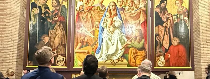 Mit roter Basketballmütze und etwas versteckt: Der Ausschnitt zeigt den deutschen Obdachlosen Burkhard Scheffler als Petrus. - Foto: Christoph Sator/dpa