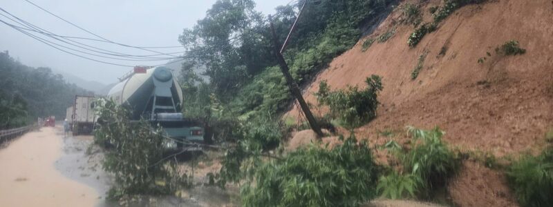 Die Einsatzkräfte brauchten wegen schwerer Erdrutsche lange, um die Unglücksstelle zu erreichen. - Foto: Dang Tuan/Vietnam News Agency/AP/dpa