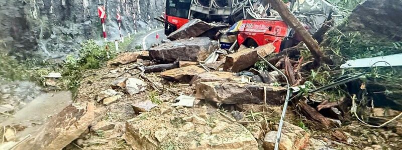 Schwere Felsbrocken und Gestein waren auf den Bus gestürzt. - Foto: Minh Bang/VNExpress via AP/dpa