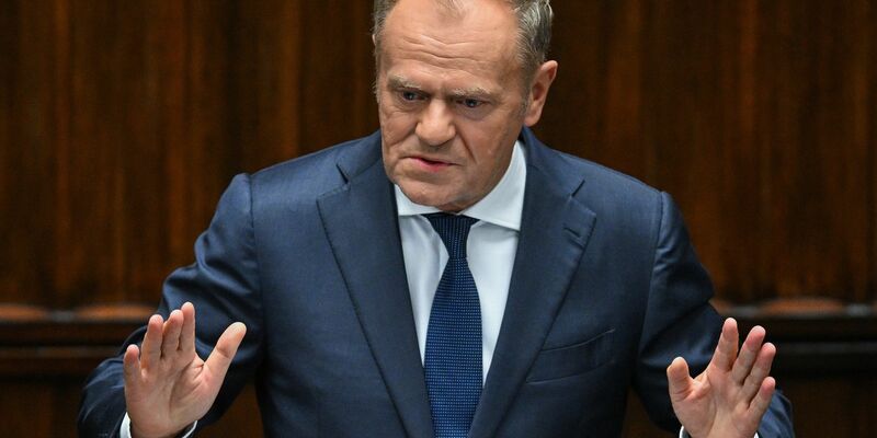 Polens Ministerpräsident Donald Tusk gab bekannt, dass eine Bahnstrecke durch Sabotage beschädigt wurde. (Archivbild) - Foto: Radek Pietruszka/PAP/dpa