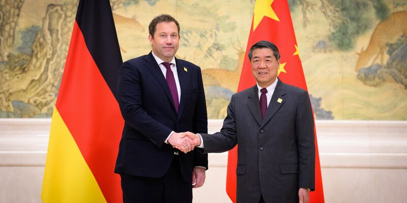 Klingbeil traf in Peking den chinesischen Vizepremier He Lifeng. - Foto: Bernd von Jutrczenka/dpa