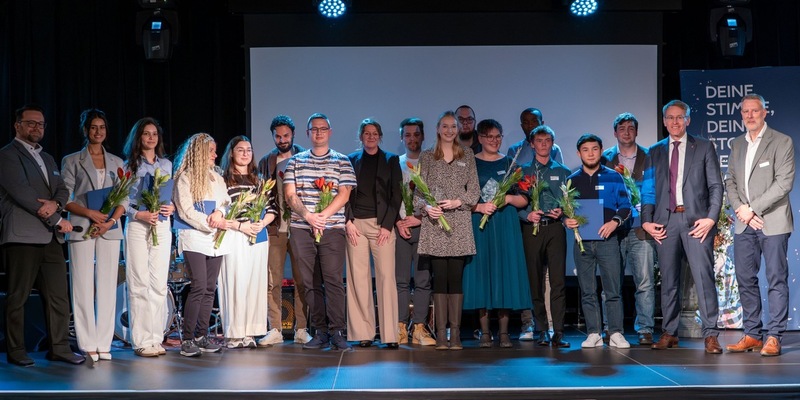 Collien Marie Dahlmann und Nick Victor Höpcke erhalten bpa-Pflegeazubiaward 2025 - Ministerpräsident Daniel Günther und bpa zeichnen erneut Pflege-Auszubildende in Kiel aus - Foto: presseportal.de