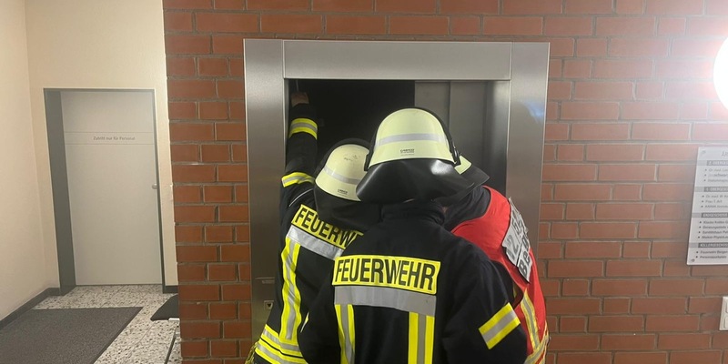 FFW Bergen: Ortsfeuerwehr Bergen übt den Ernstfall: Kellerbrand mit mehreren vermissten Personen - Foto: presseportal.de