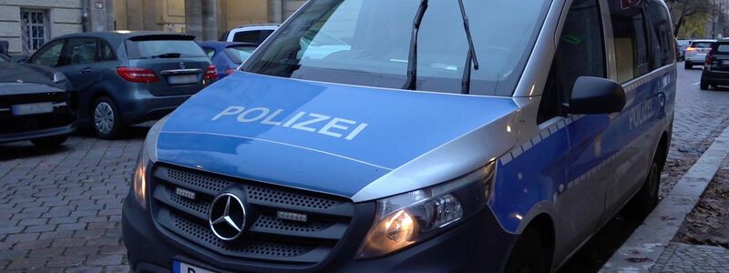 Ein Polizeiauto steht nach vermeintlichen Anschlagsandrohungen vor einer Berliner Schule. - Foto: Sven Käuler/dpa