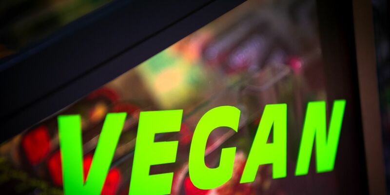 Muss es im Gefängnis veganes Essen geben? Dazu gibt es jetzt eine juristische Entscheidung in Bayern. (Symbolbild) - Foto: Sina Schuldt/dpa