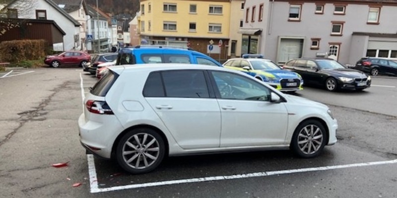 POL-PDPS: Parkrempler am Krankenhaus - Polizei sucht blaues Auto - Foto: presseportal.de