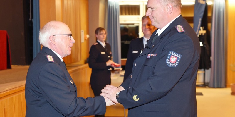 FW-Stormarn: Mitgliederversammlung: Thomas Proß von der Feuerwehr Poggensee mit dem deutschen Feuerwehr-Ehrenkreuz in Silber ausgezeichnet - Foto: presseportal.de