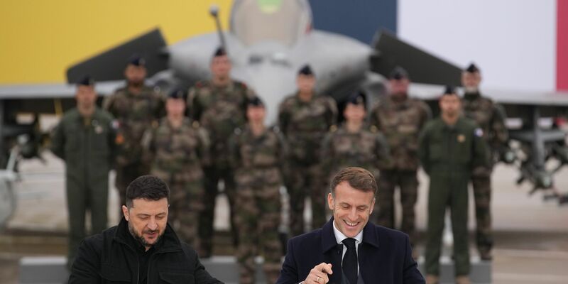 Selenskyj und Macron unterzeichneten eine Absichtserklärung zum Kauf von bis zu 100 Rafale-Jets durch Kiew. - Foto: Christophe Ena/Pool AP/dpa