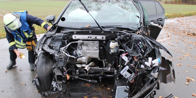 POL-MI: Alleinunfall auf der L764 - Motorblock nach Baumkollision im Graben - Foto: presseportal.de