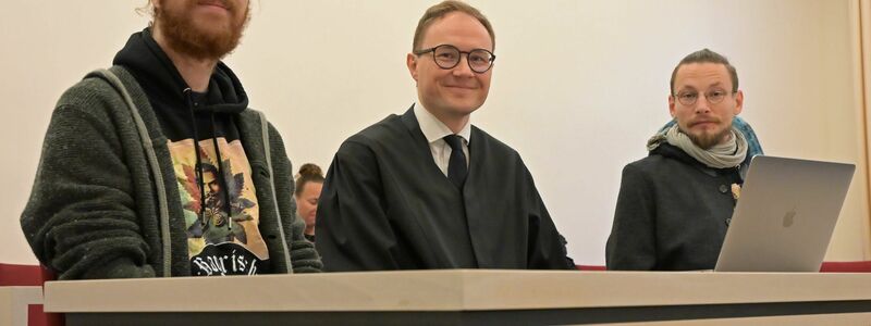 Die Kläger und ihr Anwalt vor dem Verwaltungsgerichtshof. - Foto: Malin Wunderlich/dpa