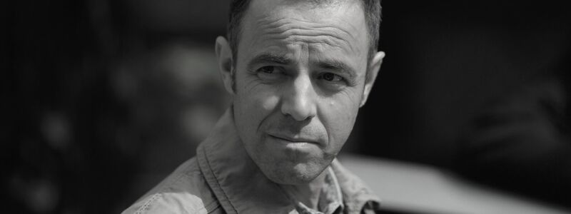 Felix Eitner am Set von Alles Klara - Foto: Jens Wolf/dpa