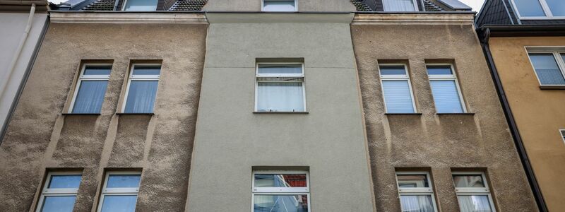 In diesem Mehrfamilienhaus im Bochumer Stadtteil Hamme ereignete sich der folgenschwere Polizeieinsatz. - Foto: Christoph Reichwein/dpa
