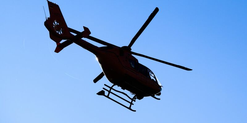 Bei der Suche nach dem gesichteten Flugobjekt kam auch ein Hubschrauber im Einsatz. (Symbolbild) - Foto: Julian Stratenschulte/dpa