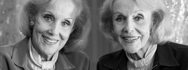 Alice (l.) und Ellen Kessler wurden als Sängerinnen und Tänzerinnen international berühmt. (Archivbild) - Foto: Lennart Preiss/dpa