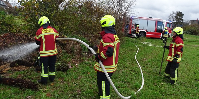FW Reichenau: Brennender Strohhaufen gelöscht, 17.11.2025, Reichenau-Mittelzell - Foto: presseportal.de