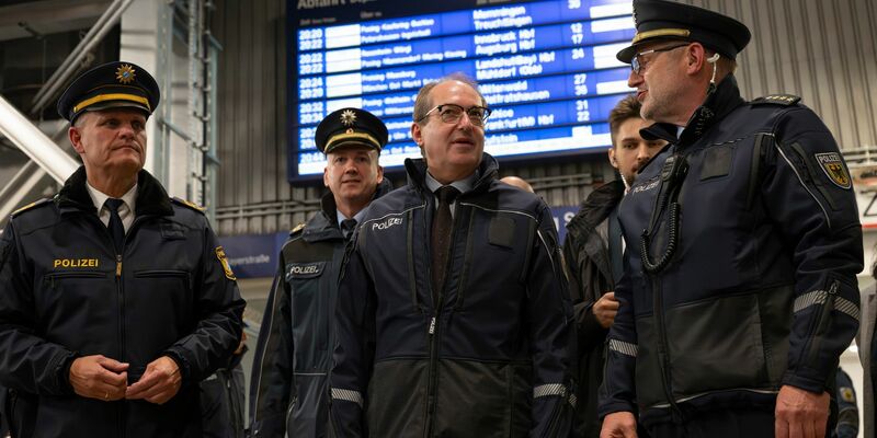 Am Münchner Hauptbahnhof war Bundesinnenminister Alexander Dobrindt (CSU) dabei. (Archivfoto) - Foto: Peter Kneffel/dpa