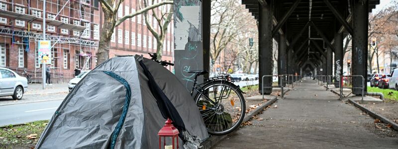 Zelt eines obdachlosen Menschen in Berlin. (Archivbild) - Foto: Jens Kalaene/dpa