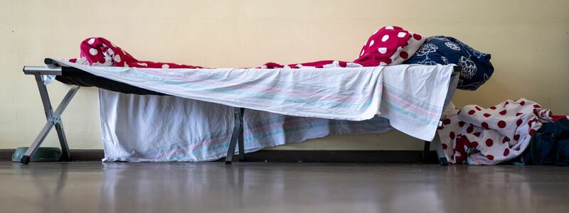 Bett einer Kältehilfe-Notübernachtung in Berlin. (Archivbild) - Foto: dpa