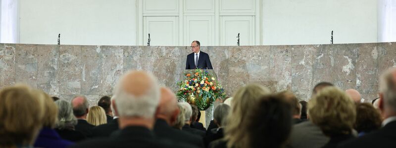 Merz spricht bei einer Feier für Friedrich von Metzler in der Frankfurter Paulskirche - Foto: Hannes P. Albert/dpa
