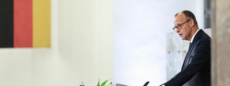 Kanzler Merz würdigte Friedrich von Metzler für sein Wirken als Mäzen - Foto: Hannes P. Albert/dpa