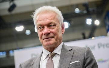 Wegen eines technischen Defektes am Flugzeug musste Bundesagrarminister Alois Rainer einen Flug in die USA umplanen.  - Foto: Julian Stratenschulte/dpa