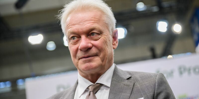 Wegen eines technischen Defektes am Flugzeug musste Bundesagrarminister Alois Rainer einen Flug in die USA umplanen. - Foto: Julian Stratenschulte/dpa